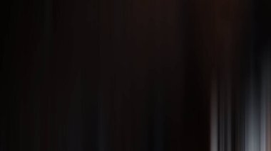 Takım elbiseli bir insanın bulanık görüntüsü.