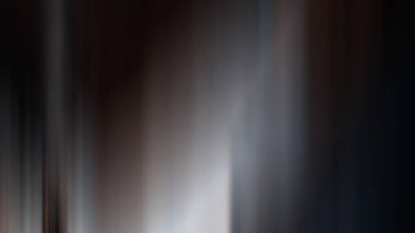 Caddede yürüyen bir insanın bulanık görüntüsü.