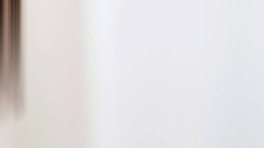 Bir kadın aynada kendi fotoğrafını çekiyor.