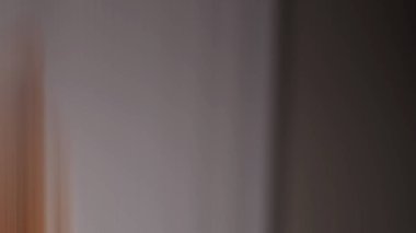 Tuvaleti ve lavabosu olan bir banyo.