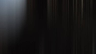 Cep telefonu olan birinin siyah beyaz fotoğrafı.