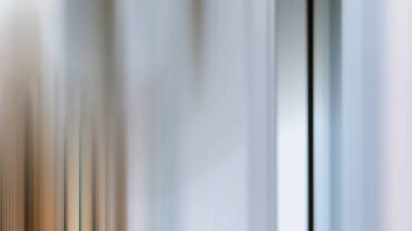 Bir pencerenin saati ile bulanık bir resmi