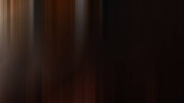 Ormanda yürüyen bir insanın bulanık görüntüsü.