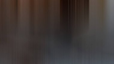 Bir direğin üzerindeki saatin bulanık görüntüsü