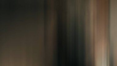 Tuvaleti olan bir banyonun bulanık fotoğrafı.