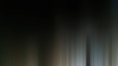 Geceleri şehrin bulanık bir görüntüsü.