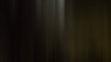 Karanlık bir odadaki bir insanın bulanık görüntüsü.