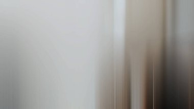 Tuvaleti olan bir banyonun bulanık fotoğrafı.