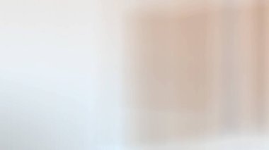 Tuvaleti ve lavabosu olan bir banyo.