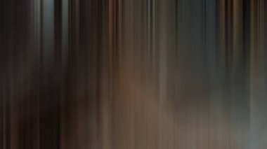 Kırmızı yangın musluğu olan bir ormanın bulanık fotoğrafı.