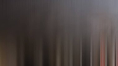 Kaykay süren birinin bulanık bir resmi.