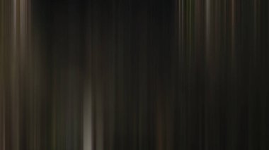 Kırmızı yangın musluğu olan bulanık bir orman resmi.