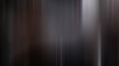 Karanlık bir odadaki bir insanın bulanık görüntüsü.