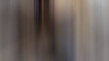 Bir direğin üzerindeki saatin bulanık bir resmi