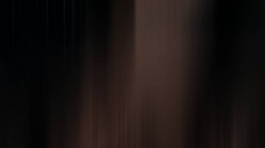 Tavandan gelen ışıkla karanlık bir odanın bulanık görüntüsü.