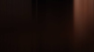 Penceresinden ışık geçen karanlık bir oda.