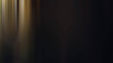 Caddede yürüyen bir insanın bulanık görüntüsü.