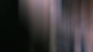 Cep telefonu tutan bir kişinin bulanık görüntüsü