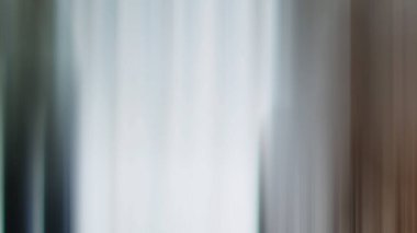 Cep telefonu tutan kişinin bulanık bir fotoğrafı.