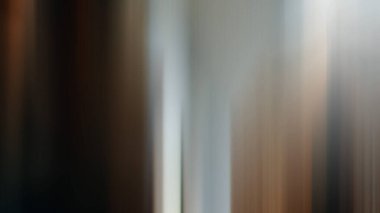 Caddede yürüyen birinin bulanık bir resmi.