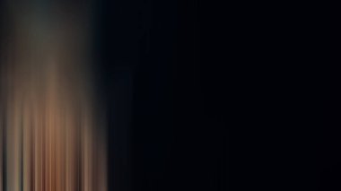 Takım elbiseli bir insanın bulanık görüntüsü.