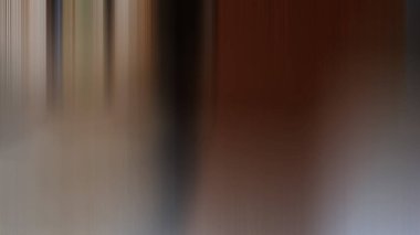 Bir binadaki yangın musluğunun bulanık bir resmi.