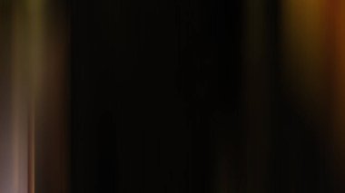 Cep telefonu tutan bir kişinin bulanık görüntüsü