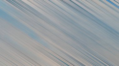 Sörf tahtasında suda bir insan.