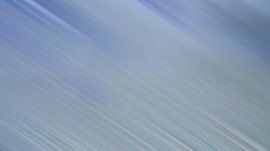 Sörf tahtasında suda bir insan.