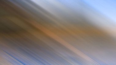 Gökyüzünde uçan bir uçağın bulanık fotoğrafı.