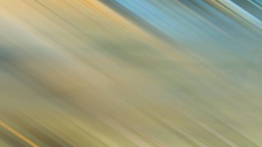 Gökyüzünde uçan bir uçağın bulanık fotoğrafı.