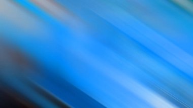 Bulanık bir mavi gökyüzü ve beyaz bir çizgi.