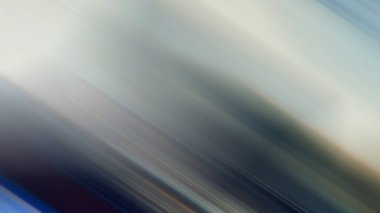 Gökyüzünde uçan bir uçağın bulanık fotoğrafı.