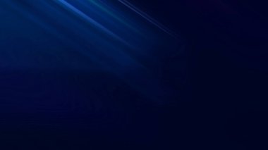 Takım elbiseli ve kravatlı bir adam mikrofonun önünde duruyor.