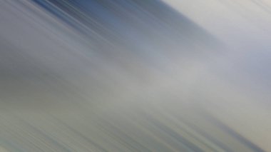 Gökyüzünde uçan bir uçağın bulanık fotoğrafı.