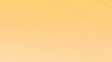 Bir adam gökyüzünde uçurtma uçuruyor.