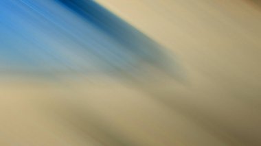 Gökyüzünde uçan bir uçağın bulanık fotoğrafı.