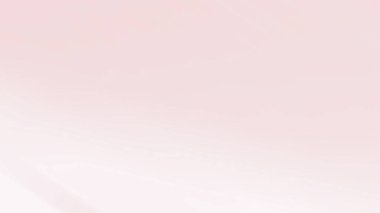 Takım elbiseli ve kravatlı bir adam elinde kamera tutuyor.