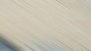 Karla kaplı bir yamaçta kar kayağı süren biri.