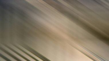 Gökyüzünde uçan bir uçağın bulanık fotoğrafı.