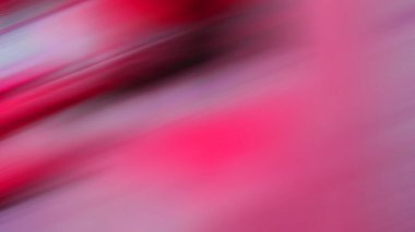 Kırmızı şemsiyeli kırmızı bir arabanın bulanık bir resmi.