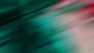 Kırmızı şemsiye tutan kişinin bulanık bir resmi.