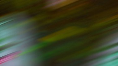 Kırmızı bir yangın musluğunun bulanık bir resmi