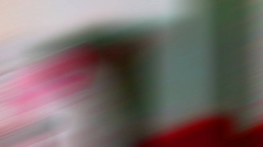 Kırmızı bir koltuk ve kırmızı bir sandalyenin bulanık bir resmi.