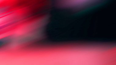 Kırmızı şapkalı bir kişinin bulanık görüntüsü.