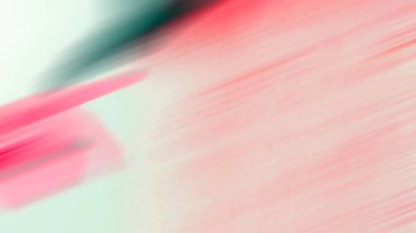 Pembe saplı ve yeşil saplı bir diş fırçası.