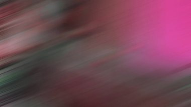 Cep telefonu tutan kişinin bulanık bir fotoğrafı.