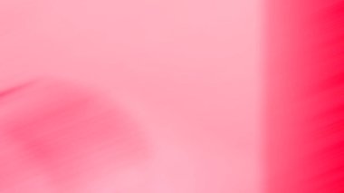 Elinde cep telefonu olan takım elbiseli ve kravatlı bir adam.