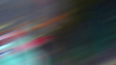 Tenis raketi tutan birinin bulanık görüntüsü.