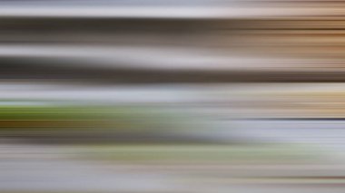 Kaykay süren birinin bulanık bir resmi.